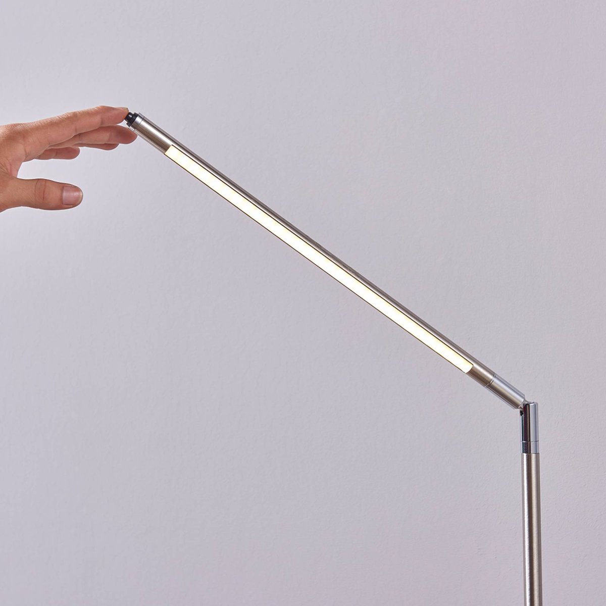 Lampadaire en métal moderneLED, Jabbo nickel satiné, LINDBY