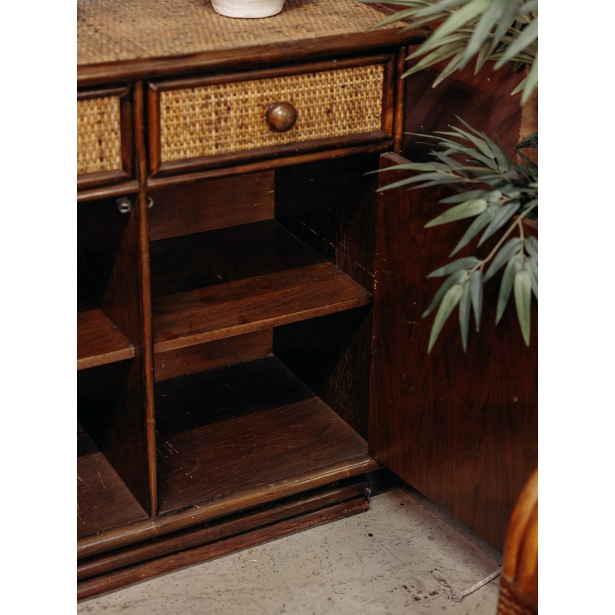 Buffet en cannage tressé Gilbert N°1891 - Bon état bois foncé, DEBONGOUT