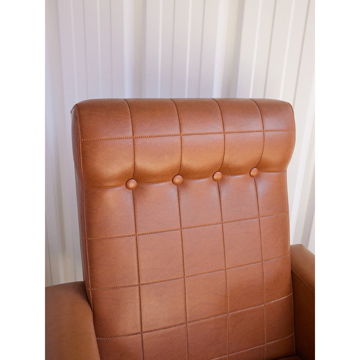 Fauteuil en skaï Jakob N°1321 - Bon état marron, DEBONGOUT