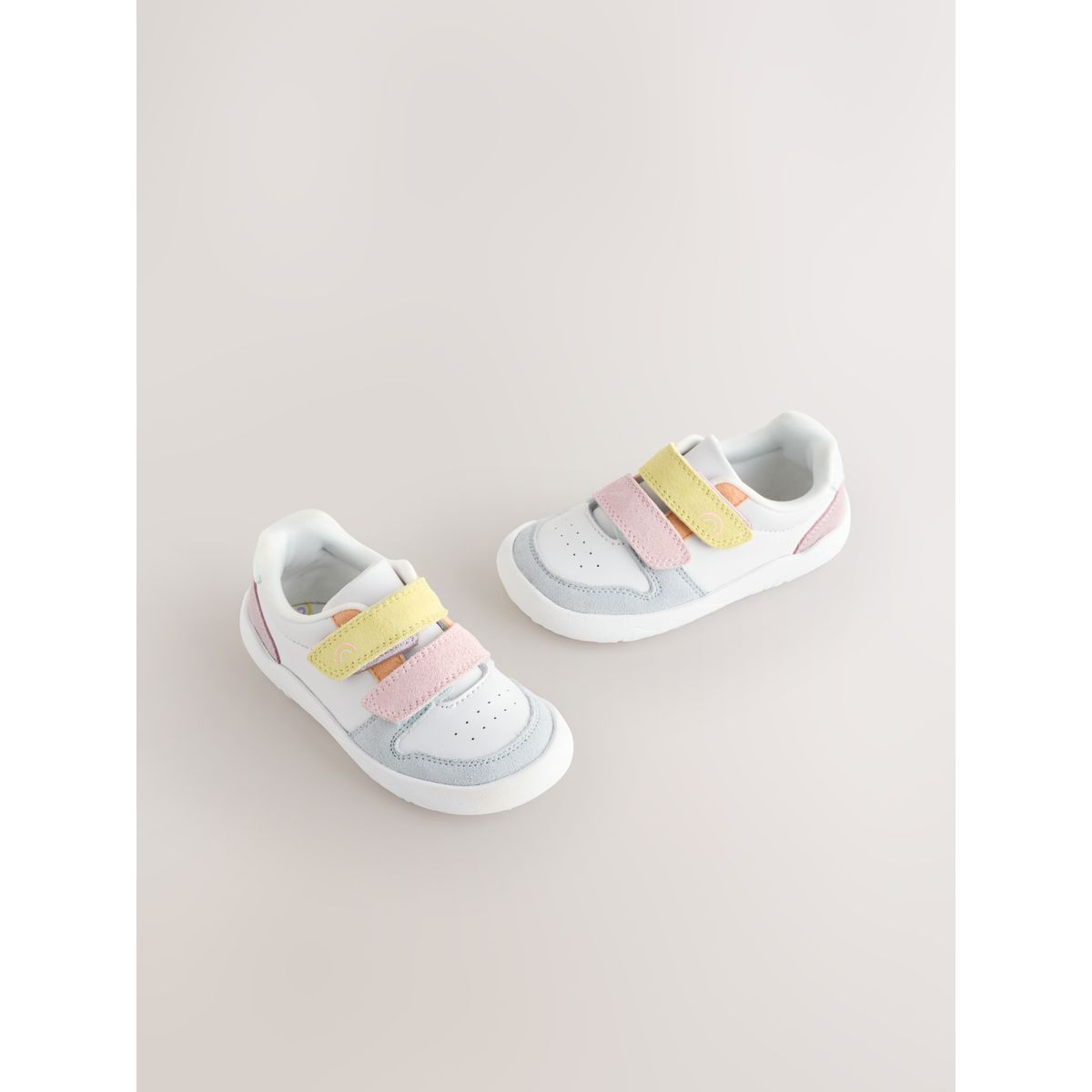 Baskets en cuir à scratch effet pieds nus pastel multicolore, NEXT