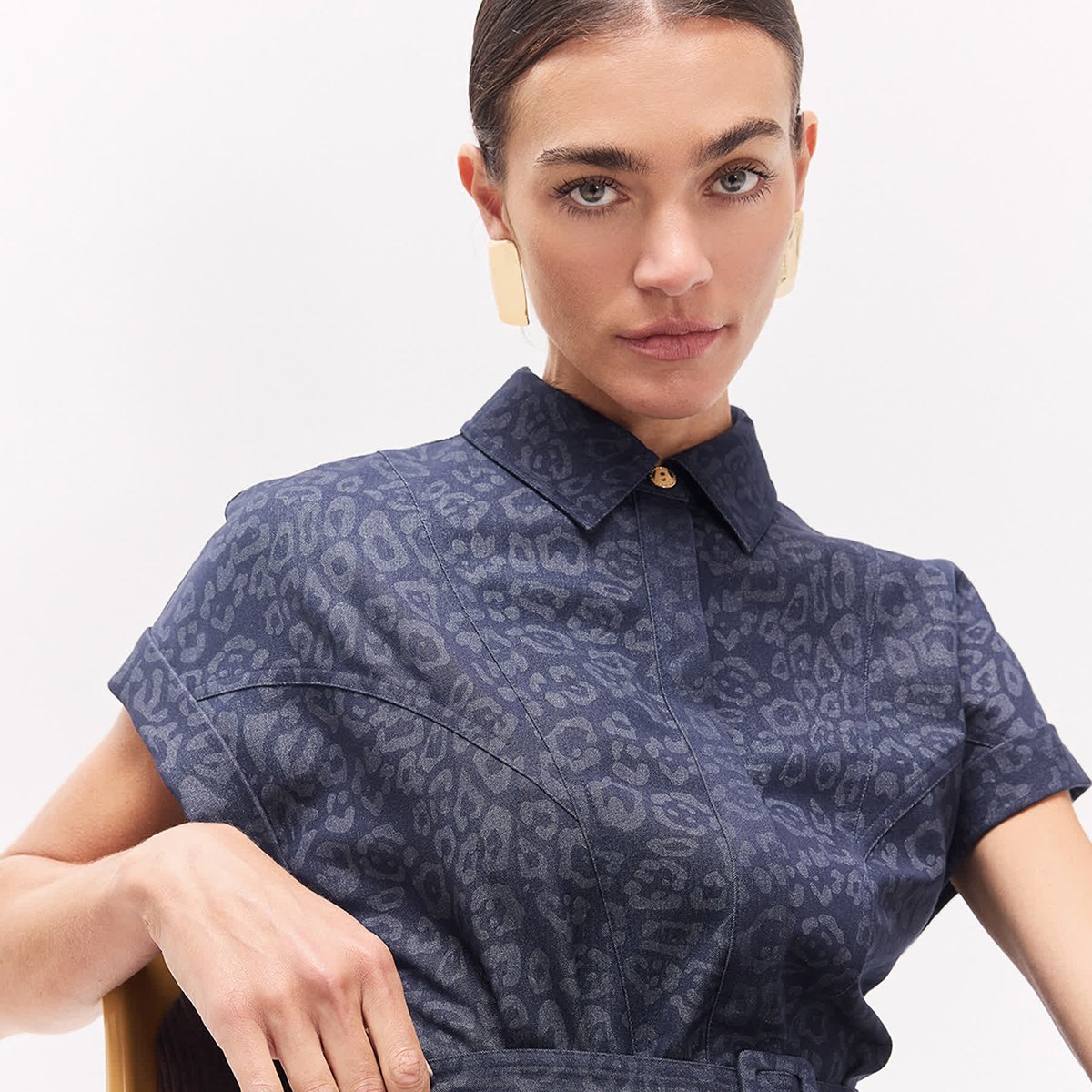 Robe longue en denim imprimé léopard jacquard à ceinture bleu marine, LOLA CASADEMUNT