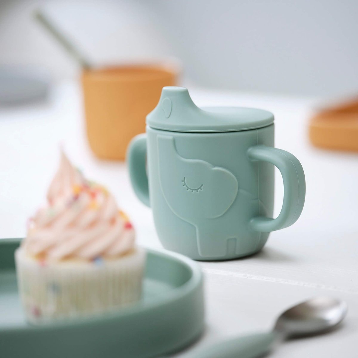Tasse d'apprentissage Peekaboo bleu, DONE BY DEER