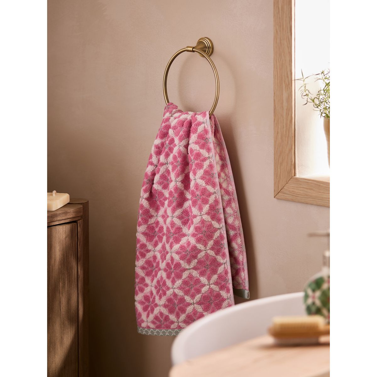 Serviette à motif mosaïque géométrique rose, NEXT