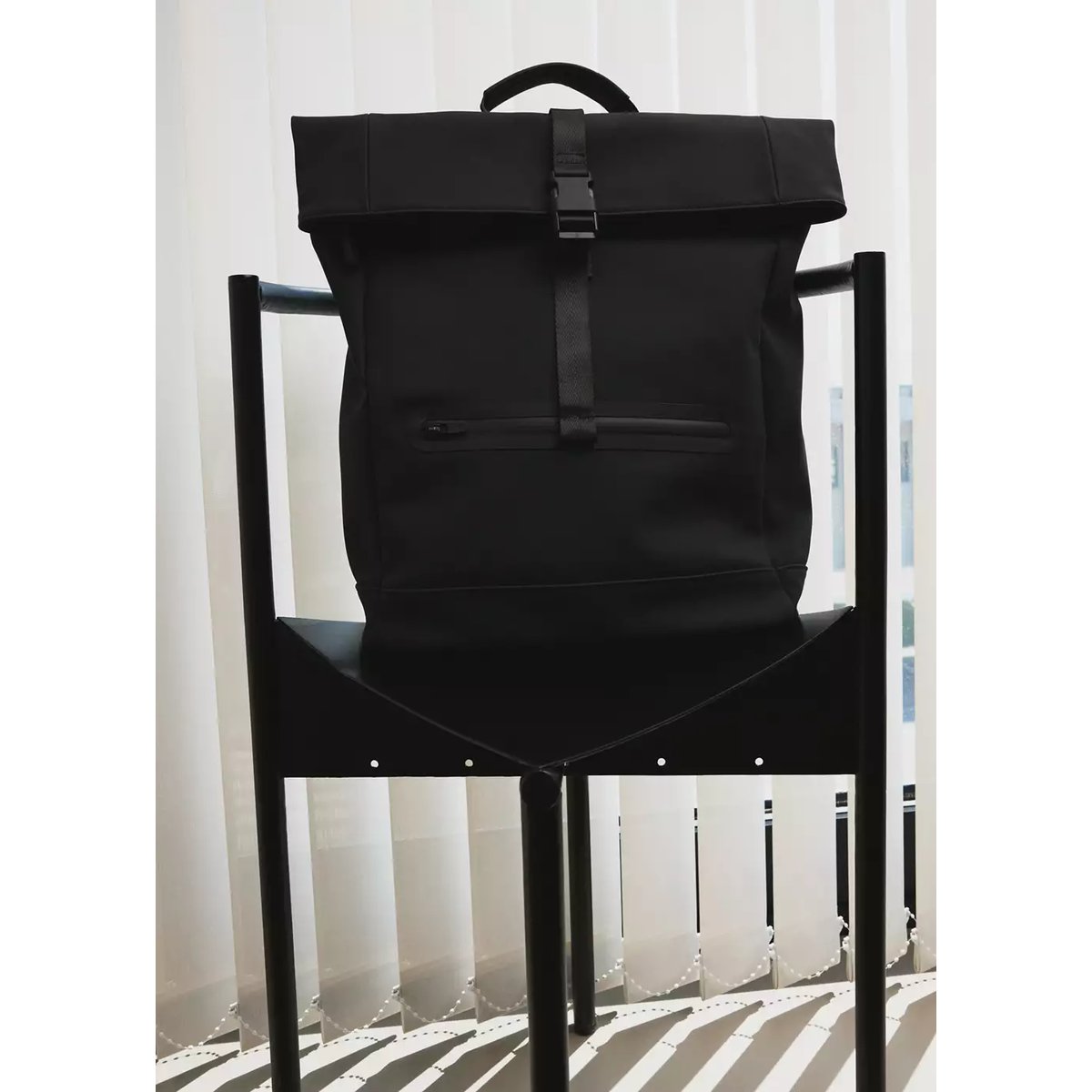 Sac à dos enduit avec fermeture à rabat noir, MANGO MAN
