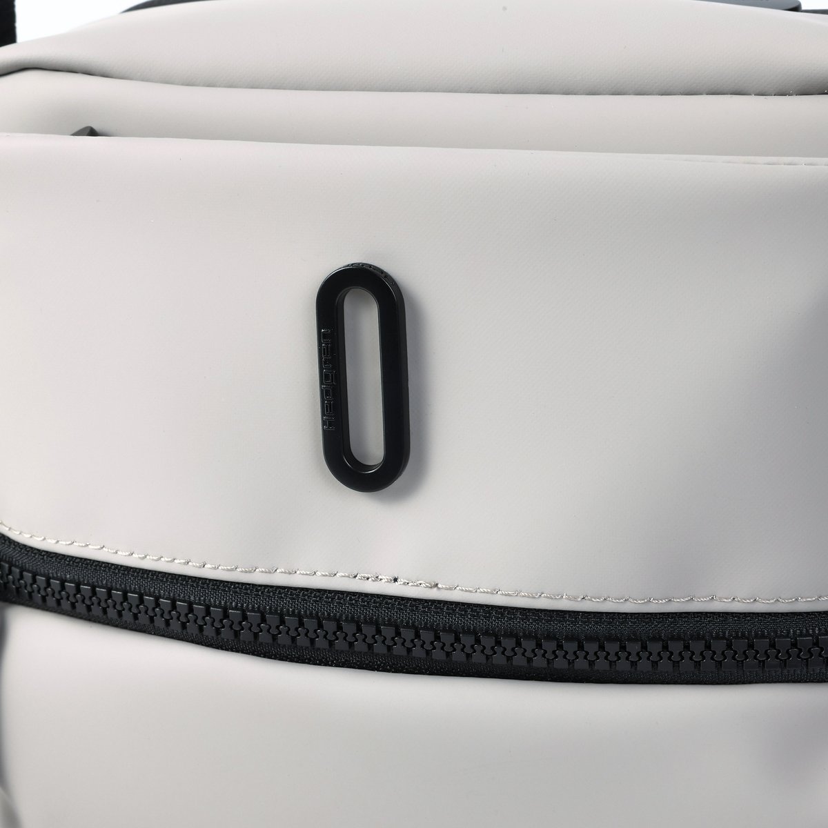 Sac bandoulière vertical avec protection RFID pussywillow grey, HEDGREN