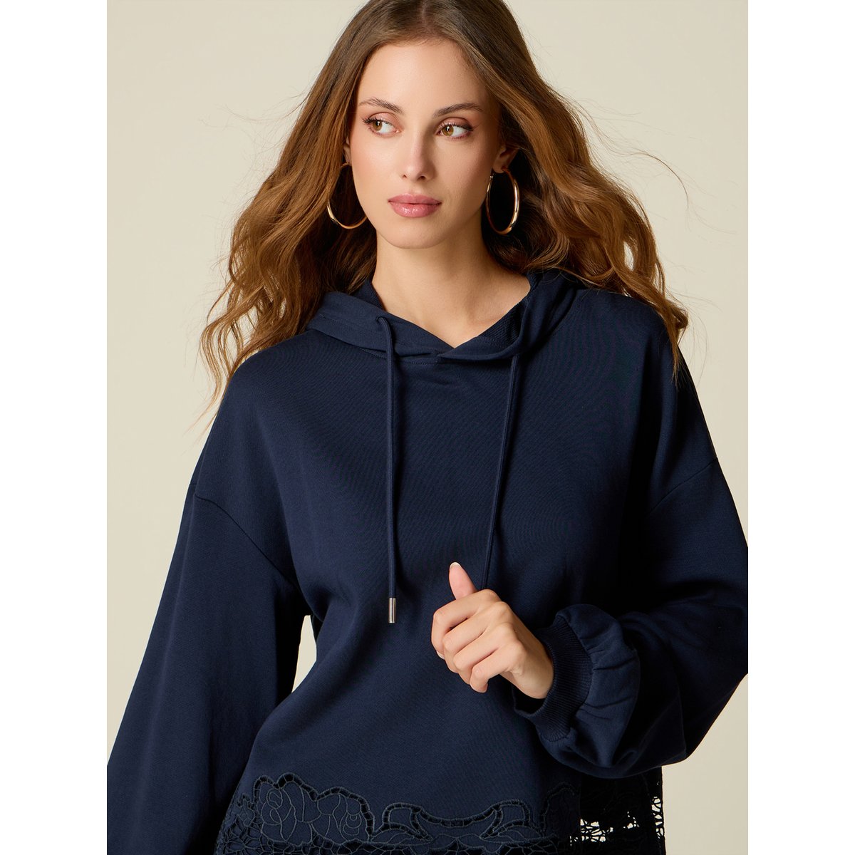 Sweat à capuche avec insert en broderie anglaise bleu, OLTRE