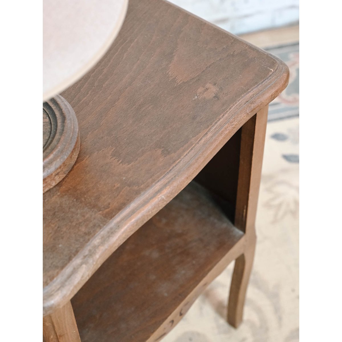 Table de chevet en bois massif Odile N°1532 - Bon état bois foncé, DEBONGOUT
