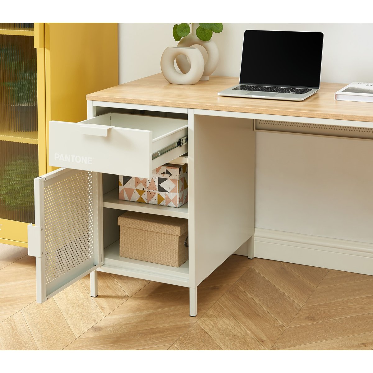 Bureau en acier beige sable / tcx 13-0002, PANTONE