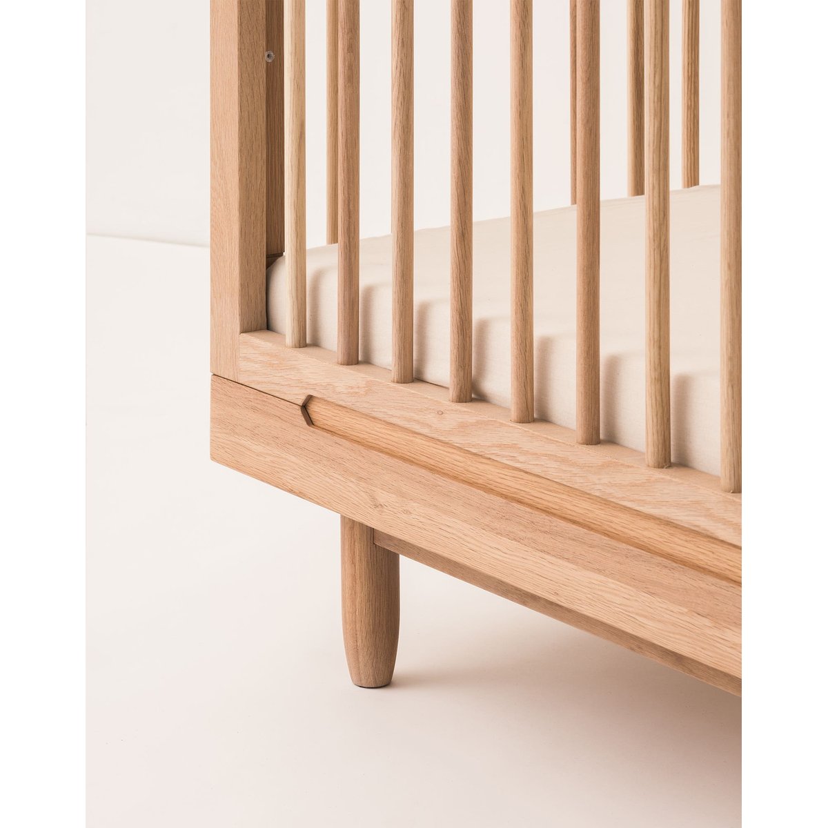 Lit bébé évolutif en chêne massif PURE bois clair, NOBODINOZ