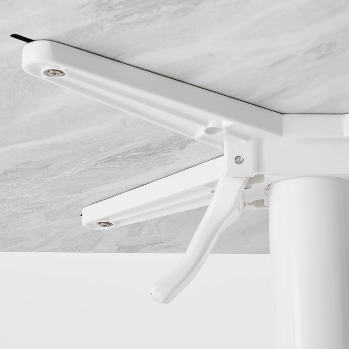 Table en HPL inclinable pied blanc et 2 chaises en métal, OPERA marbre, OVIALA