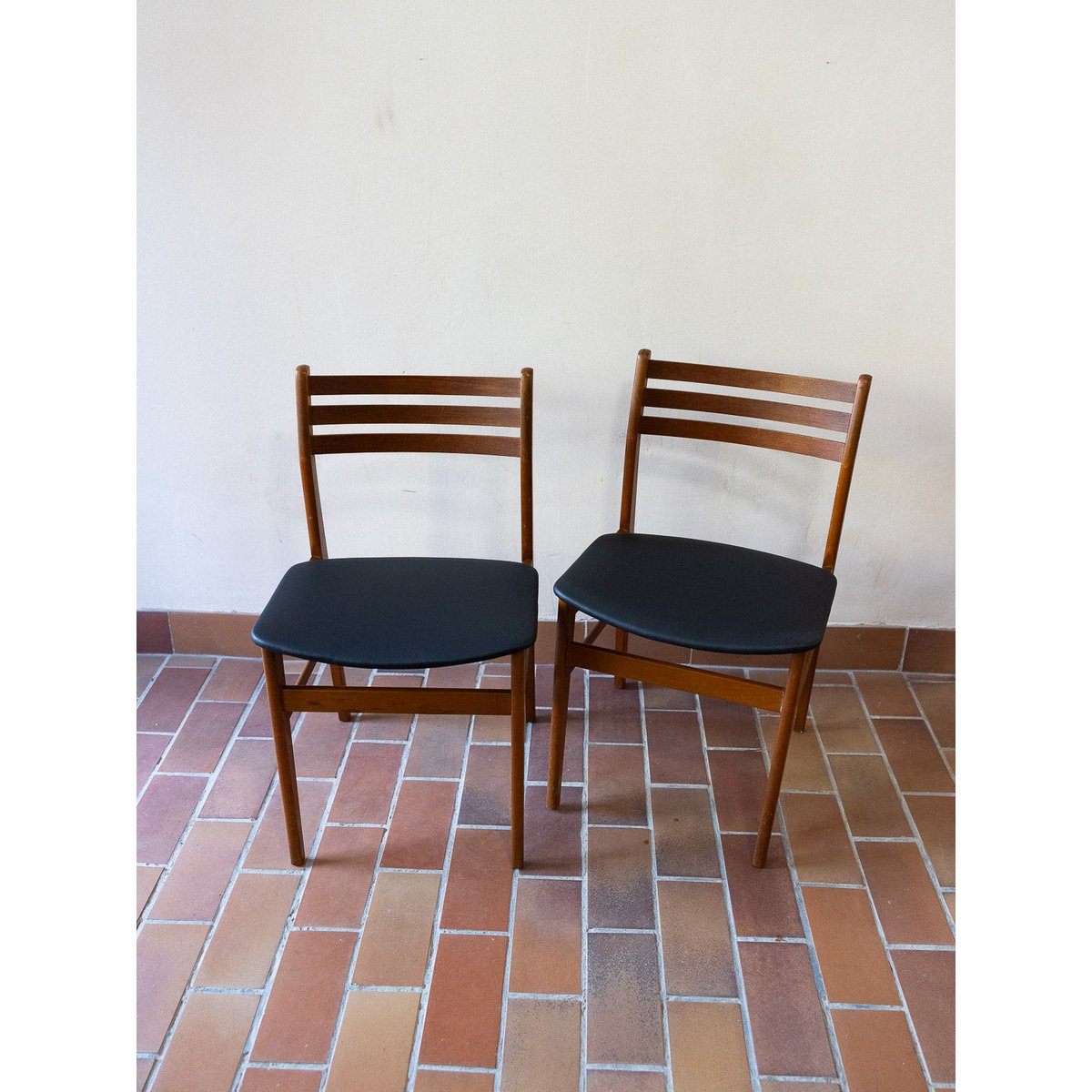 Paire de chaises à caractère Alma N°1795 - Bon état bois foncé, DEBONGOUT