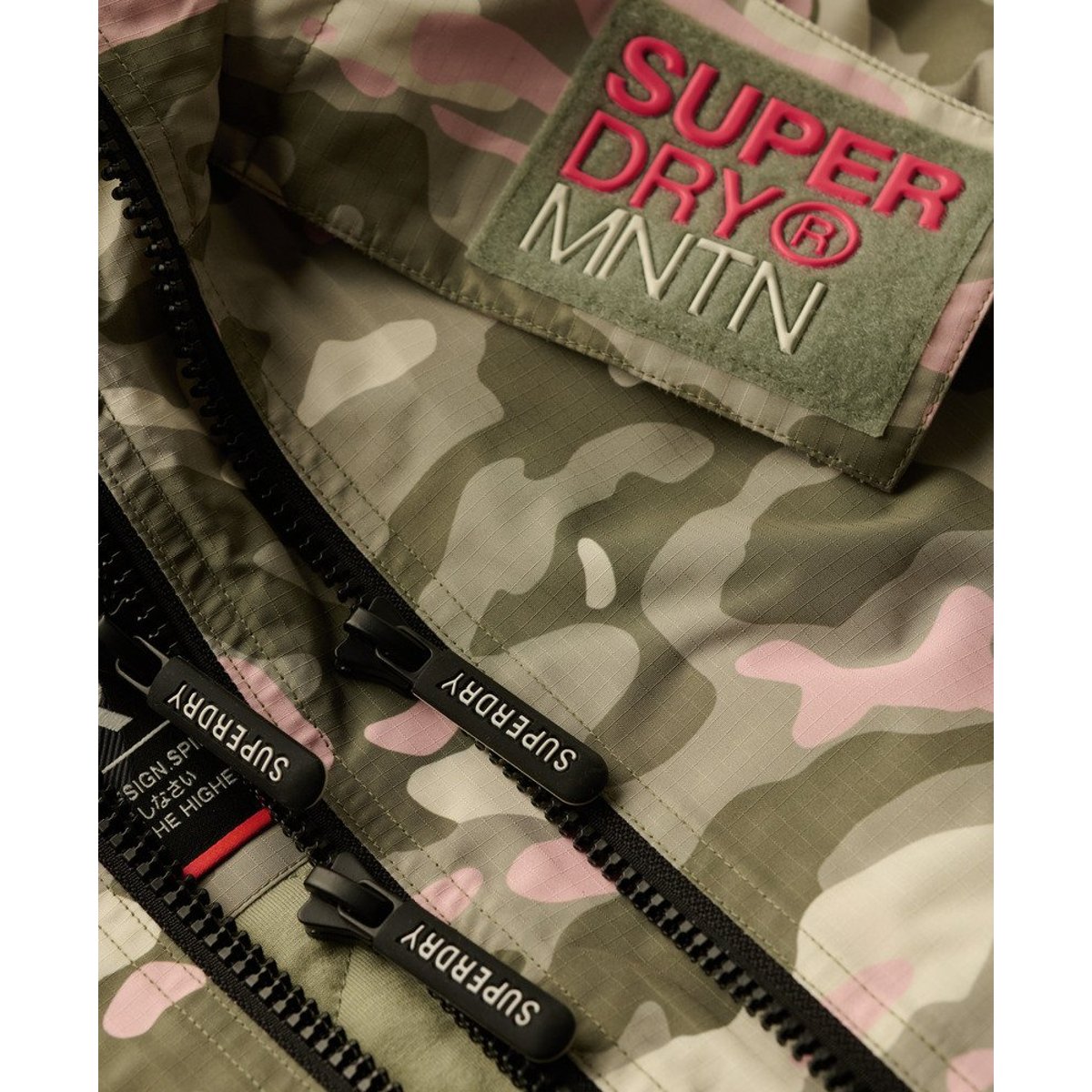 Veste à capuche Mountain Windbreaker vert algue rose camouflage, SUPERDRY