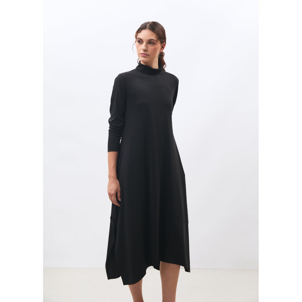Robe longue asymétrique en jersey noir, HUMILITY