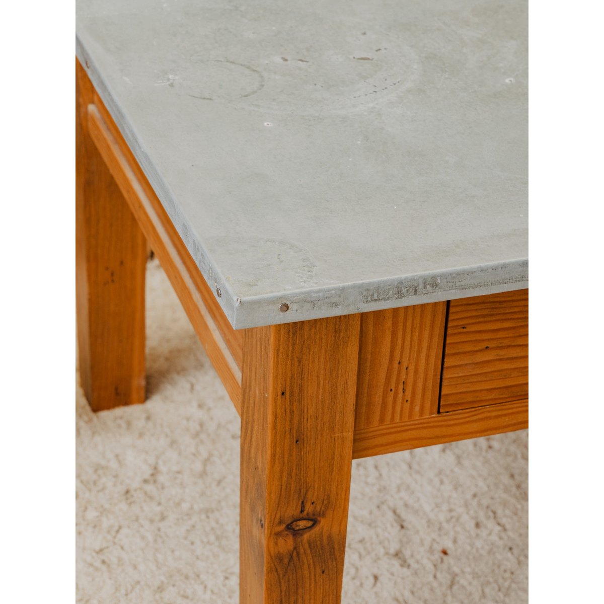 Table basse en bois et métal Léonie N°1166 - Bon état bois foncé, DEBONGOUT