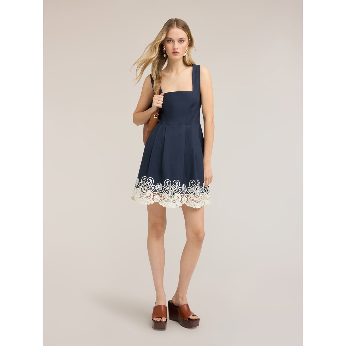 Robe évasée avec broderie anglaise bleu, MOTIVI