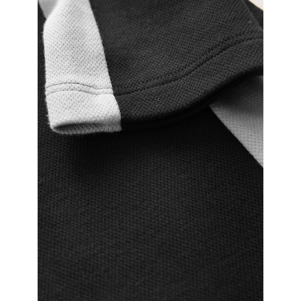 Polo texturé en color-block avec col zippé noir/gris, NEXT