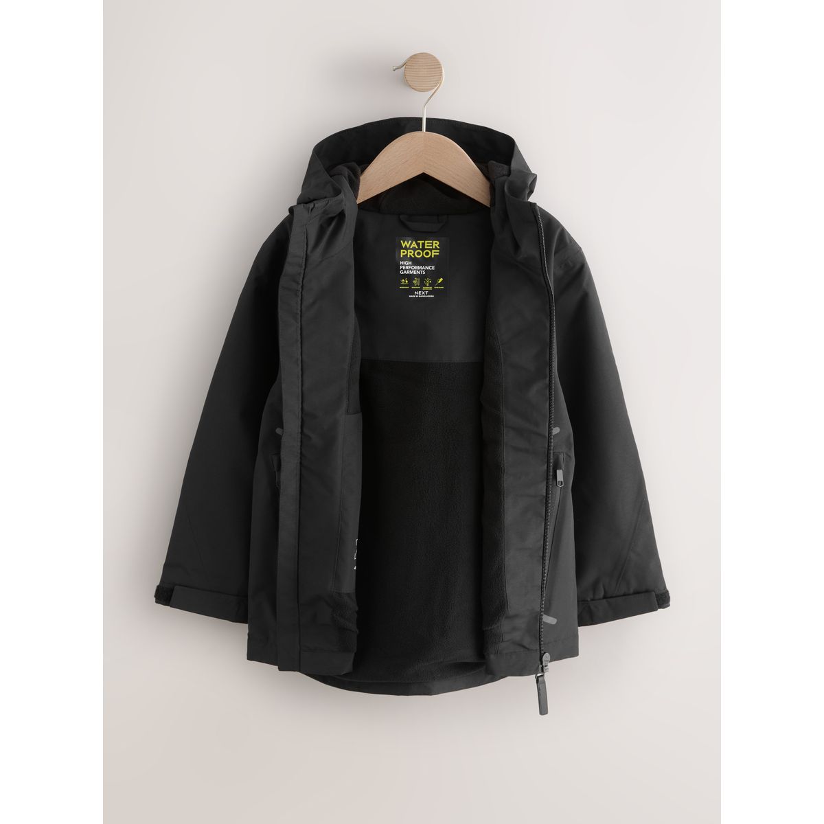 Anorak noir, NEXT
