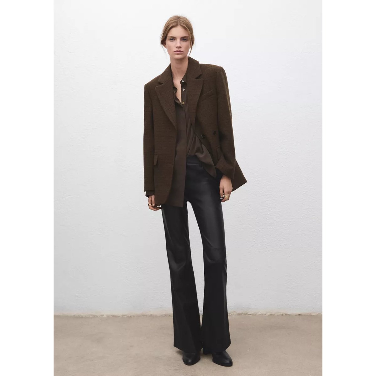 Pantalon flare cuir synthétique noir, MANGO