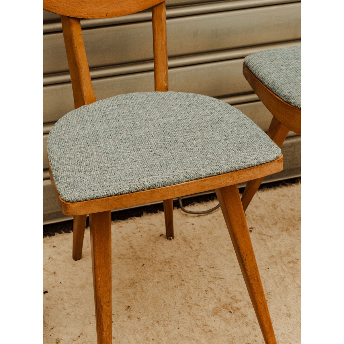 Lot de 4 chaises en bois et tissu bleu Alma N°2124 - Bon état bois foncé, DEBONGOUT