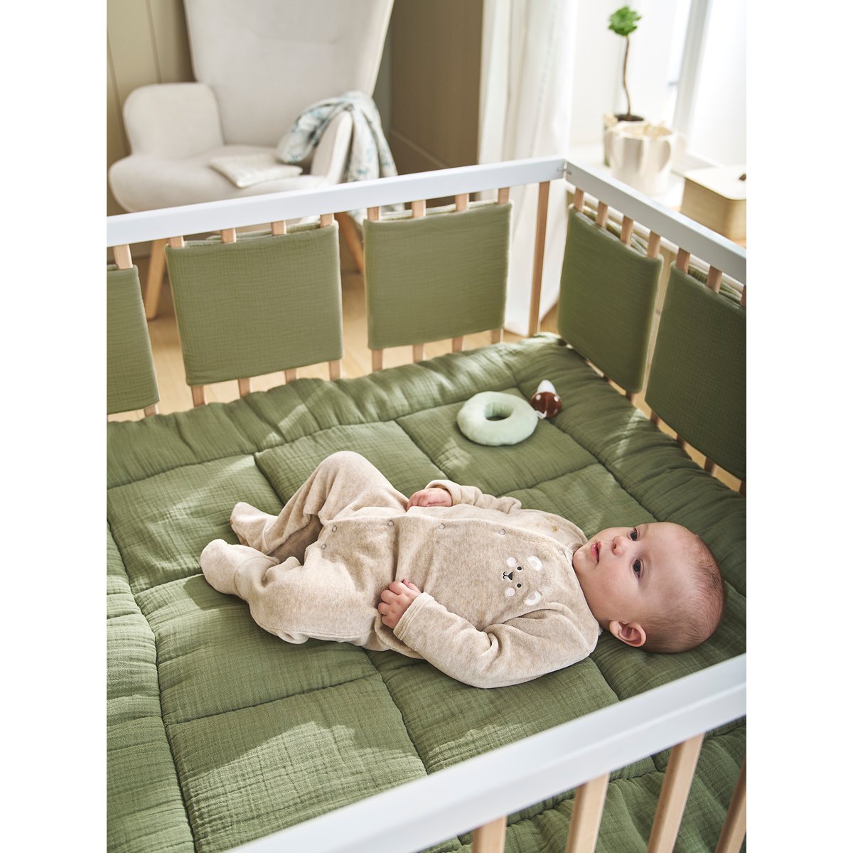 Tour de lit / tour de parc pare-chocs en gaze de coton uni olive, VERTBAUDET