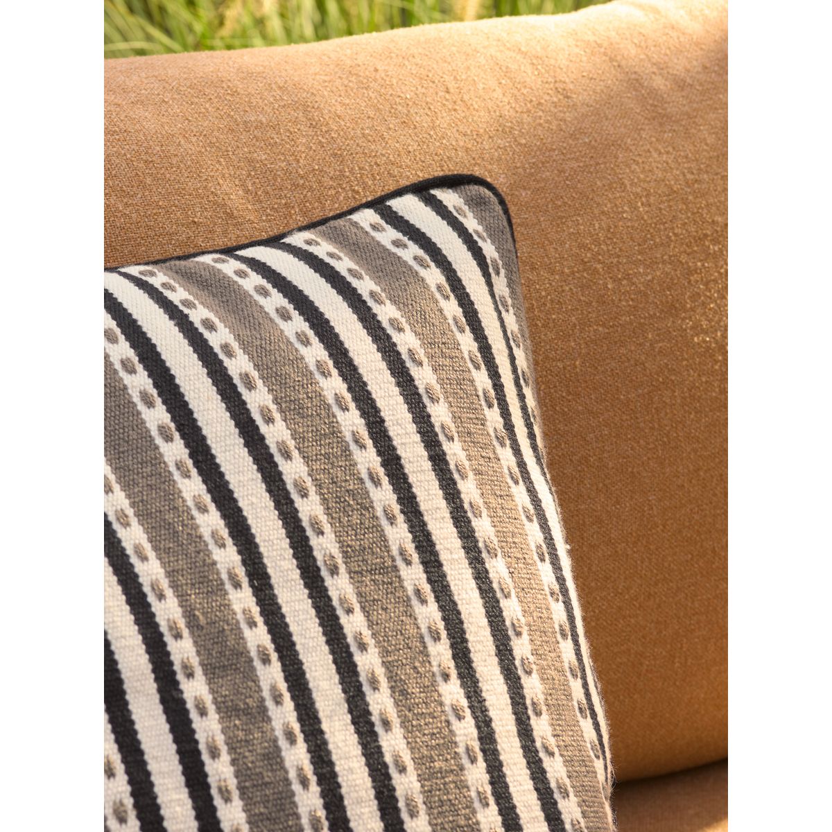 Coussin intérieur/extérieur à rayures tissées monochrome, NEXT