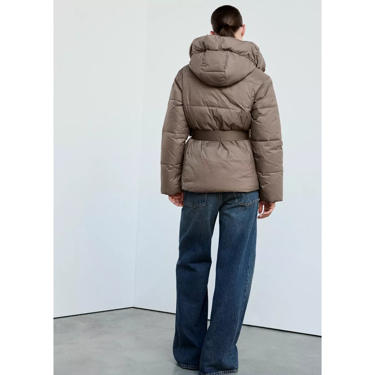 Anorak matelassé avec ceinture marron moyen, MANGO