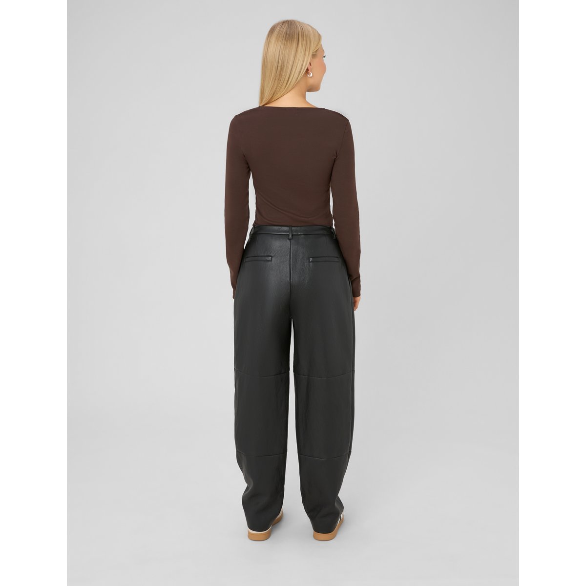 Pantalon en tissu enduit à pinces noir, BZB