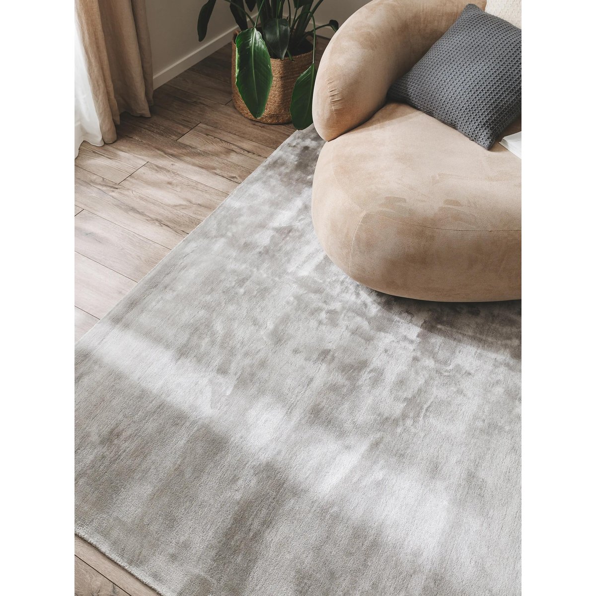 Tapis en viscose tissé main NELA gris, BENUTA 