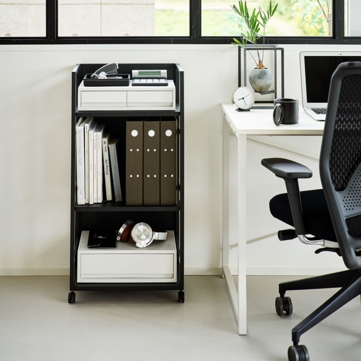 Etagère rangement discret à roulettes acier TOWER noir, YAMAZAKI