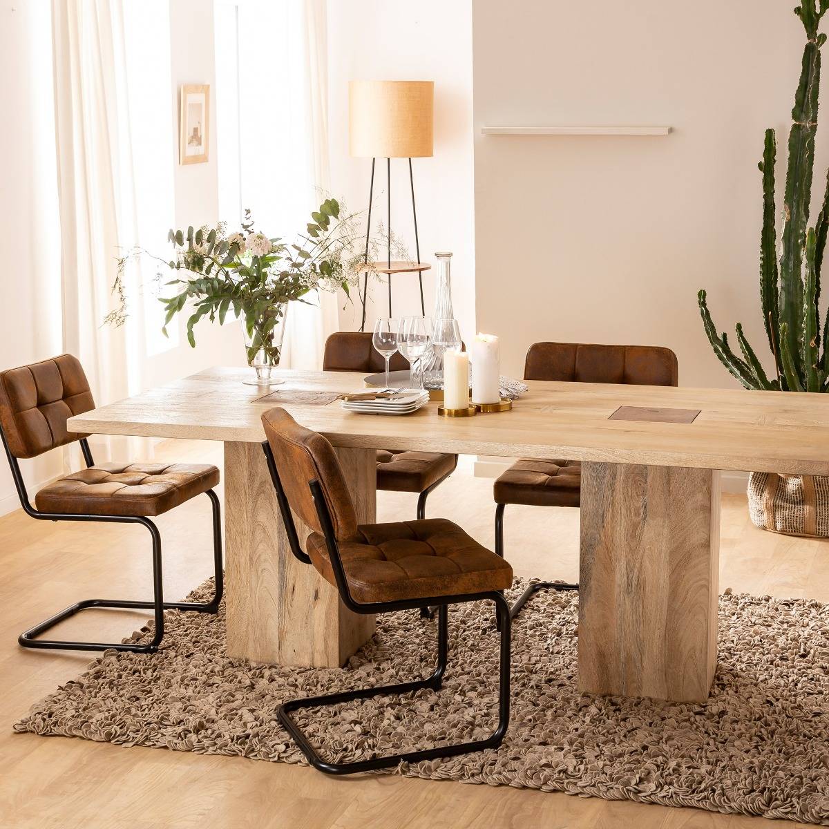 Table à manger en bois de manguier VIVIEN bois clair, MADE IN MEUBLES