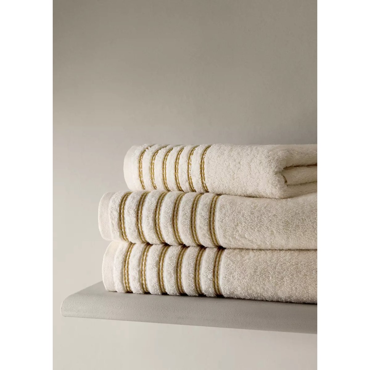 Drap de bain en coton avec détail contrasté blanc cassé, MANGO HOME