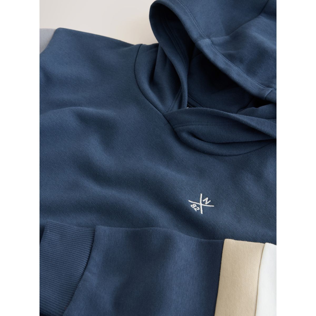 Sweat à capuche en colour-block bleu, NEXT