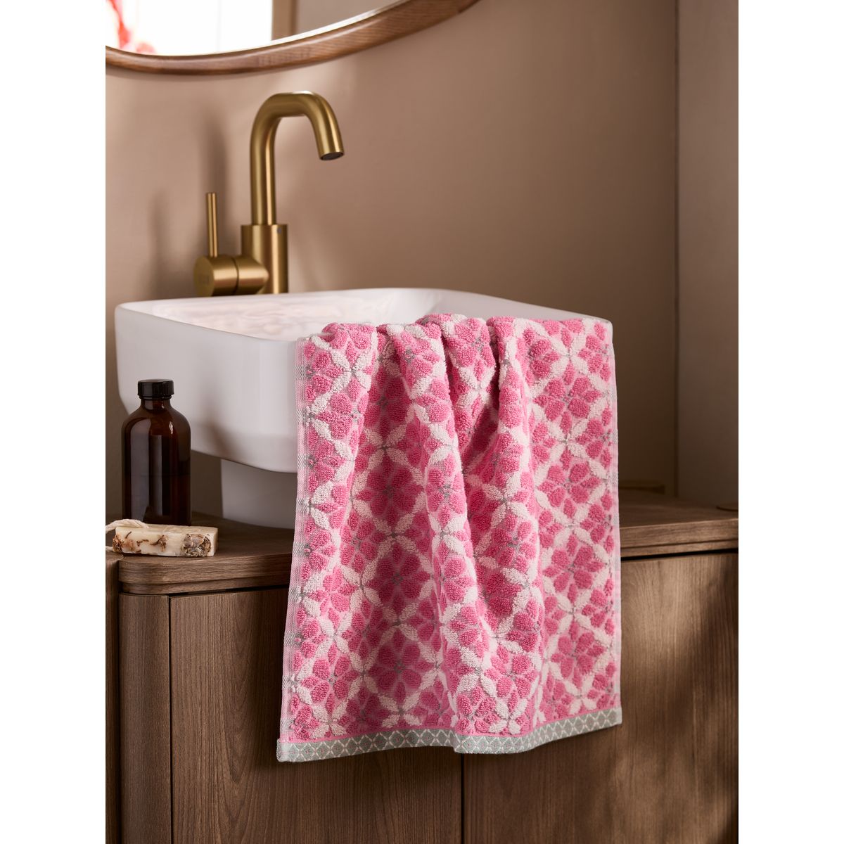 Serviette à motif mosaïque géométrique rose, NEXT
