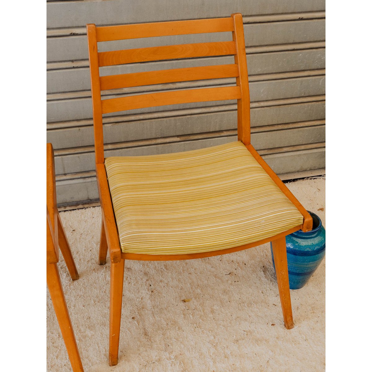 Paire de chaises en bois et tissu vert Alma N°2122 - Bon état bois foncé, DEBONGOUT