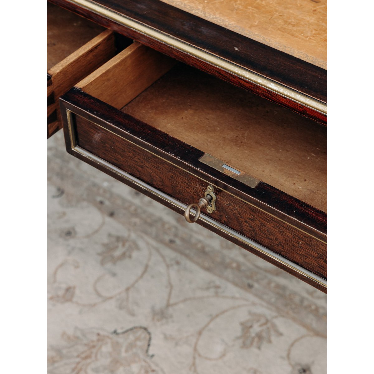 Bureau en bois et cuir Edouard N°497 - Bon état bois foncé, DEBONGOUT