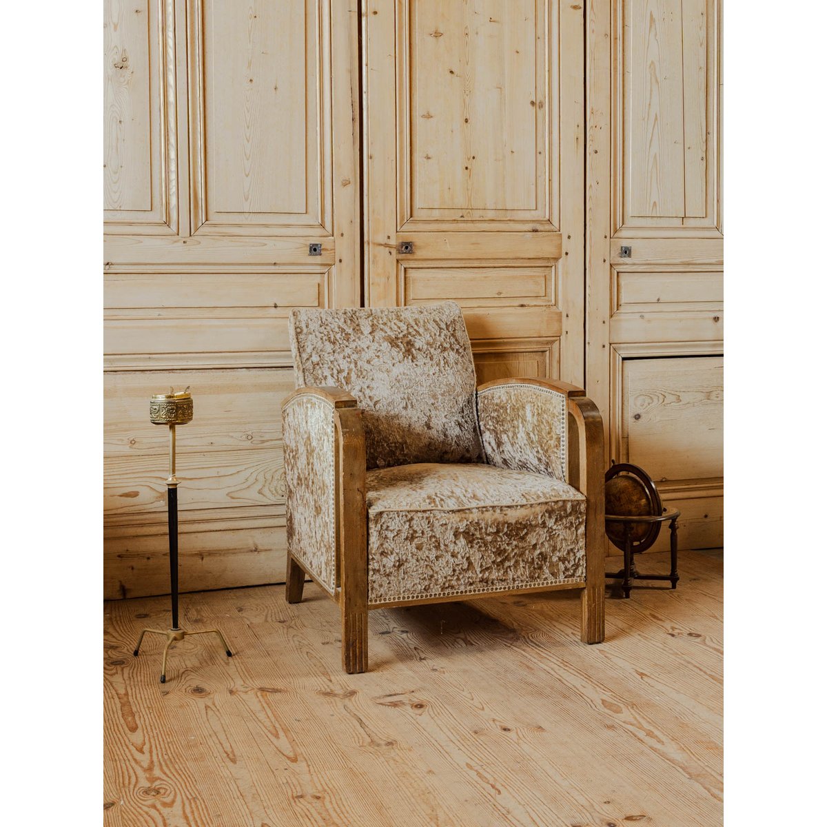 Fauteuil en bois et velours beige Ernest N°1028 - Bon état bois foncé, DEBONGOUT