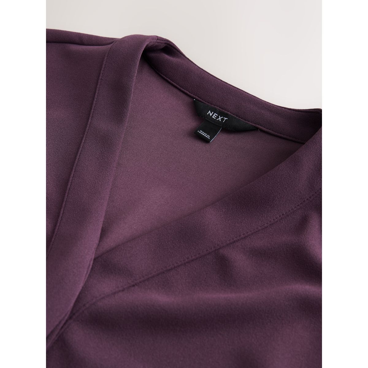 Haut col v à manches courtes et taille nouée violet prune, NEXT