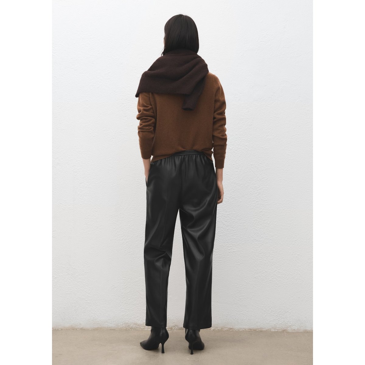 Pantalon taille élastique cuir synthétique noir, MANGO