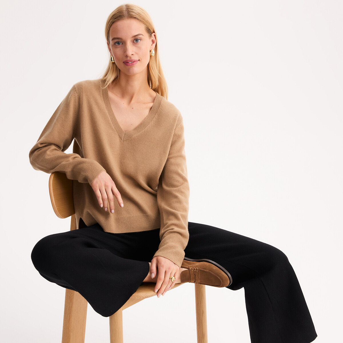 V-Neck Cashmere Jumper in Fine Knit camel, ANNE WEYBURN