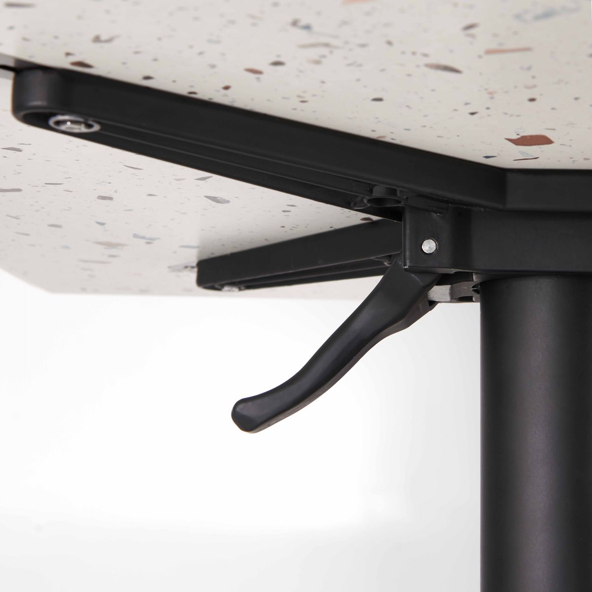 Table 60x60 cm inclinable stratifiée avec pied noir et chaises en métal, OPERA terrazzo moucheté fauteuil taupe, OVIALA