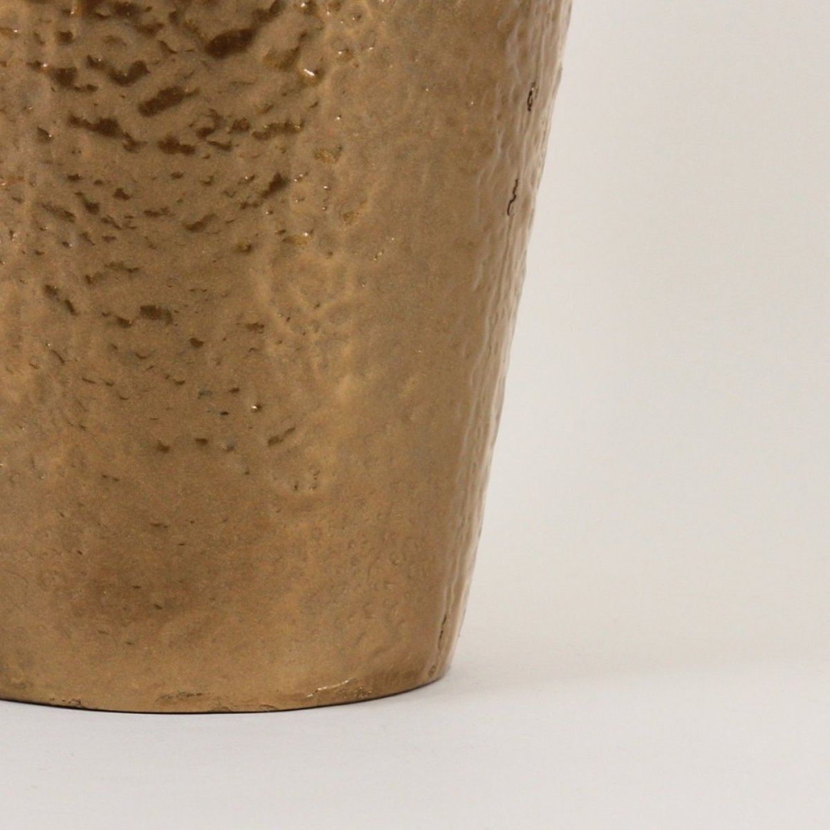 Vase design en métal martelé, H50cm doré, ORNAMI
