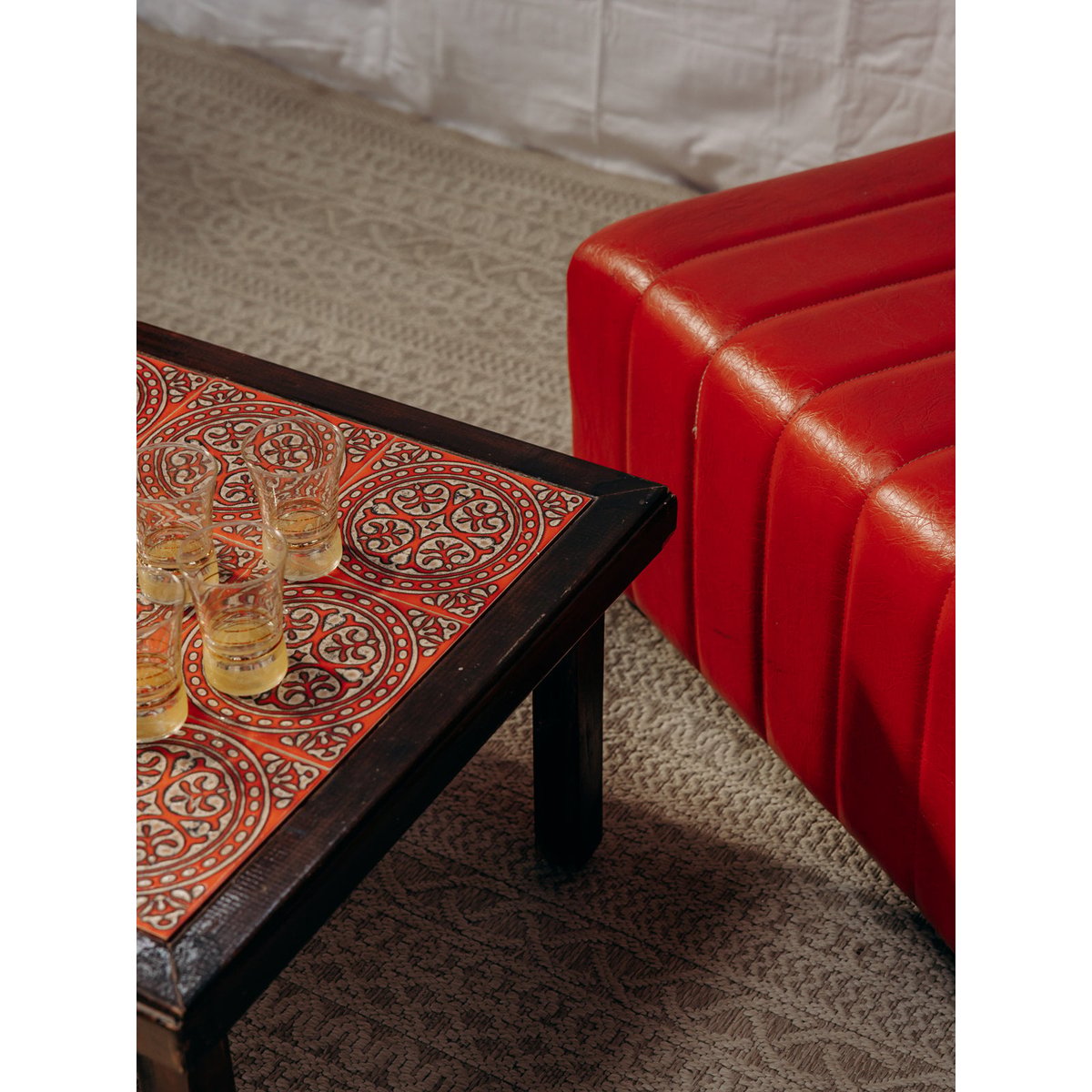 Table basse en faïence Léonie N°289 - Bon état rouge, DEBONGOUT