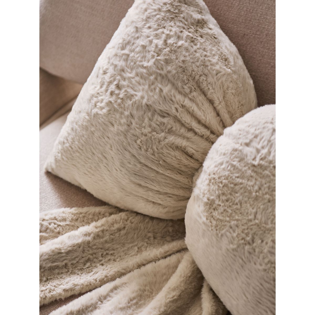 Coussin nœud 3d en imitation fourrure naturel, NEXT