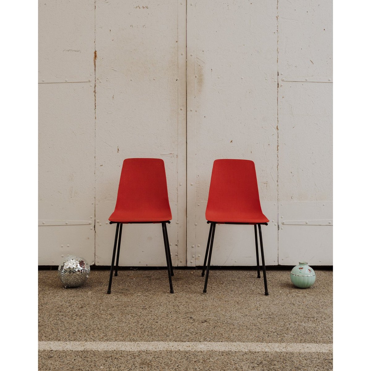 Paire de chaises rouges Alma N°1616 - Bon état noir, DEBONGOUT