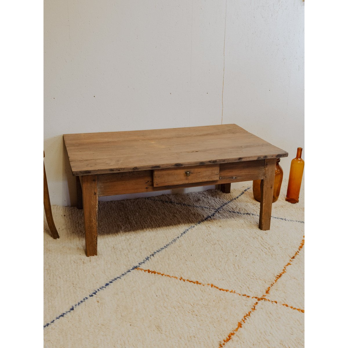 Table basse en noyer Léonie N°897 - Bon état bois clair, DEBONGOUT