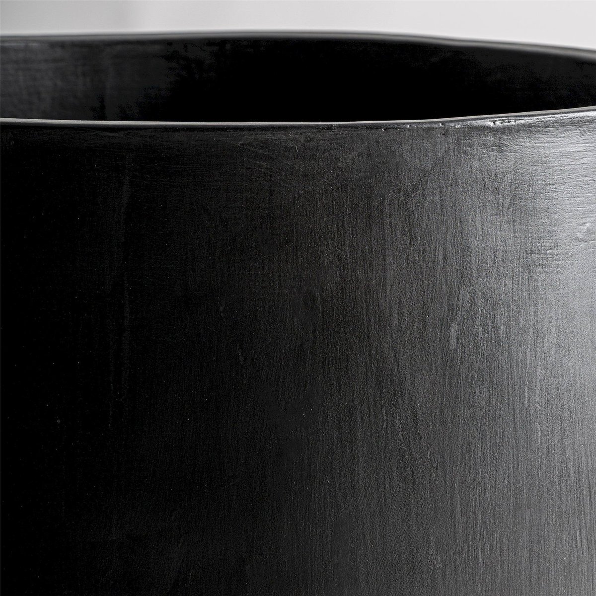 Vase amphore contemporain en béton noir, RECOLLECTION