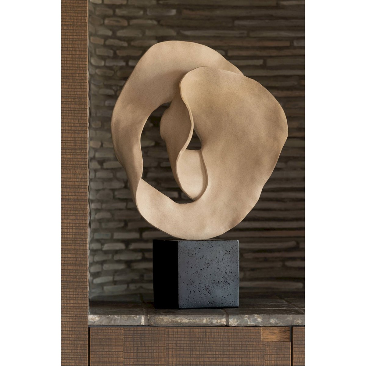 Sculpture abstraite en résine forme organique sur socle beige sable sur socle noir, RECOLLECTION