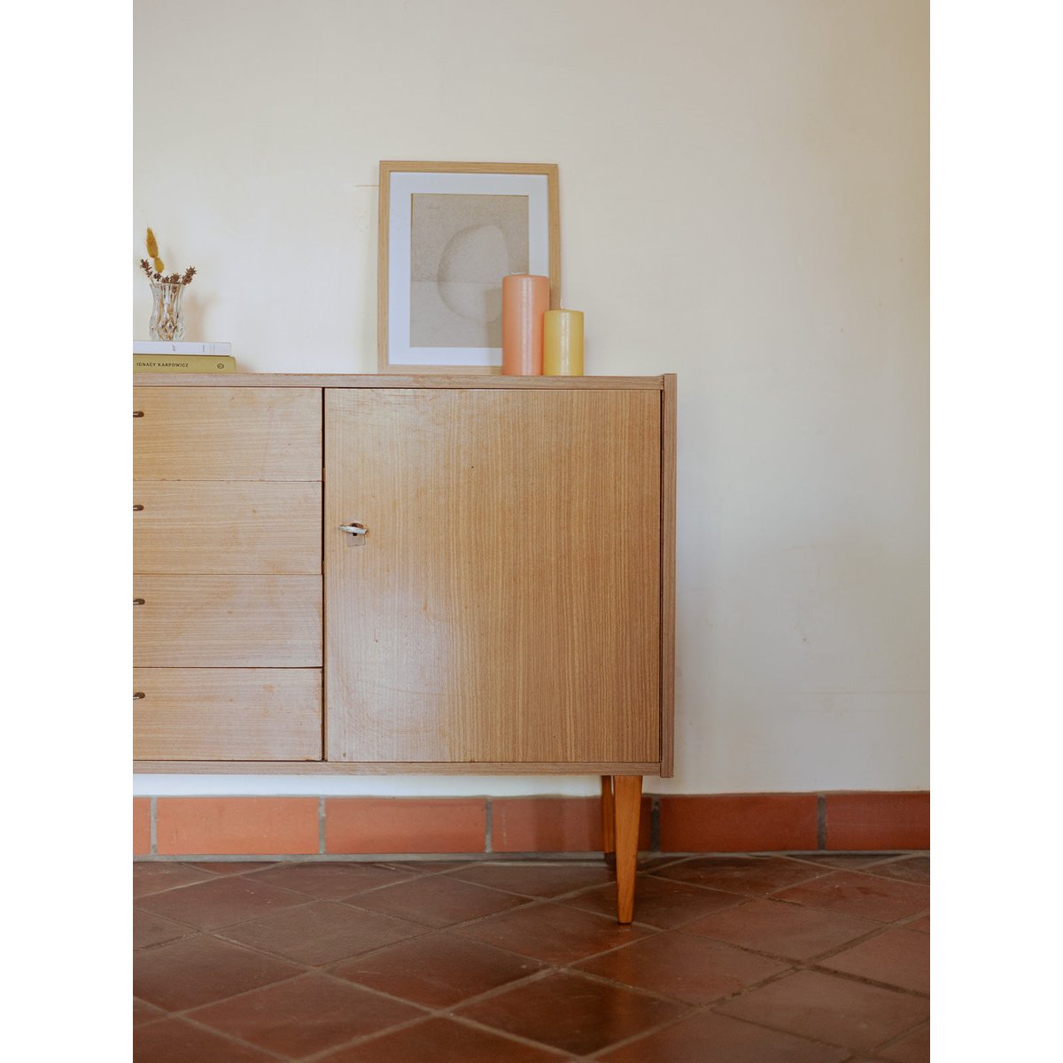 Commode scandinave aux poignées en métal doré Olga N°687 - Bon état bois clair, DEBONGOUT
