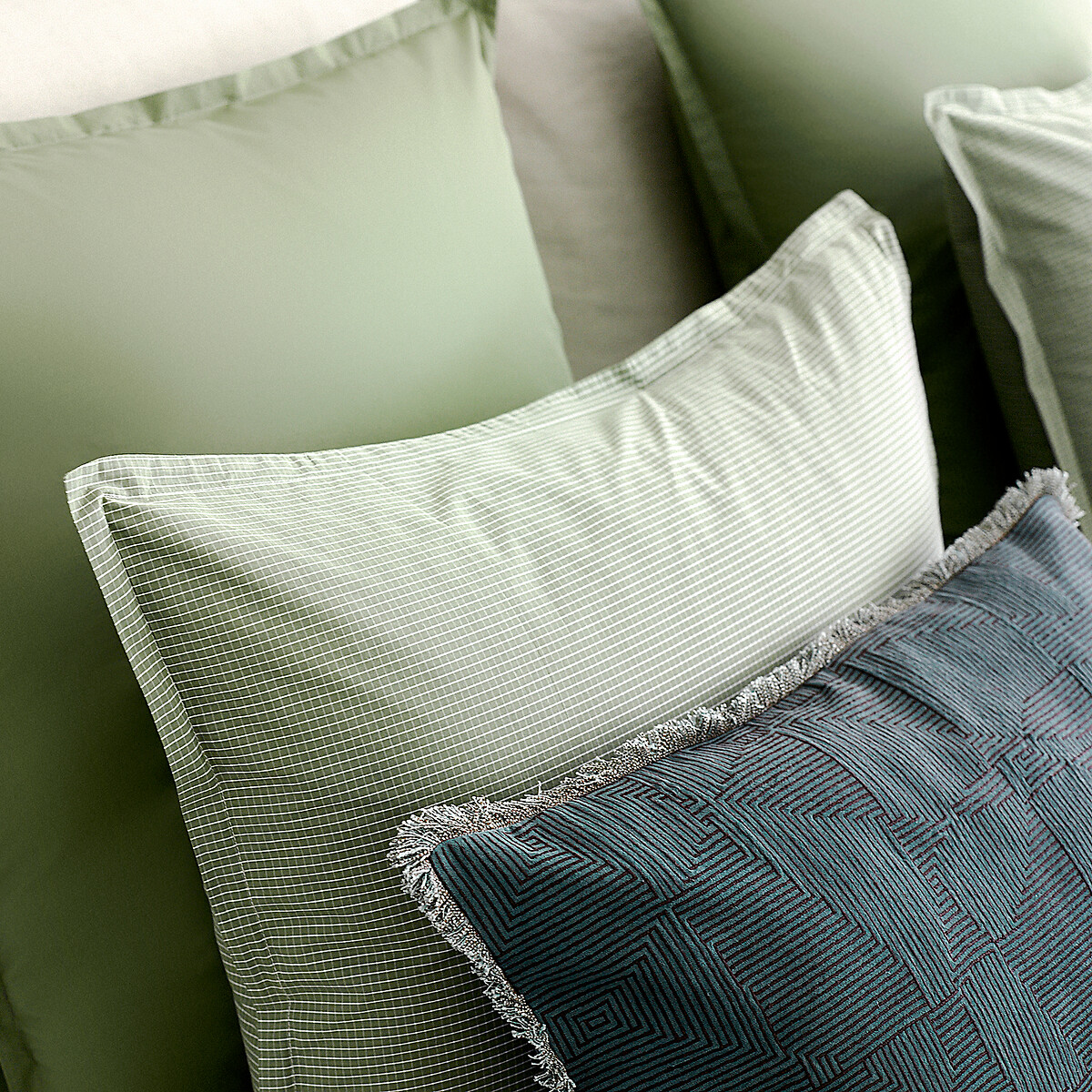 Housse de coussin brodée en lin et coton, SORINE vert cèdre / marron, AM.PM