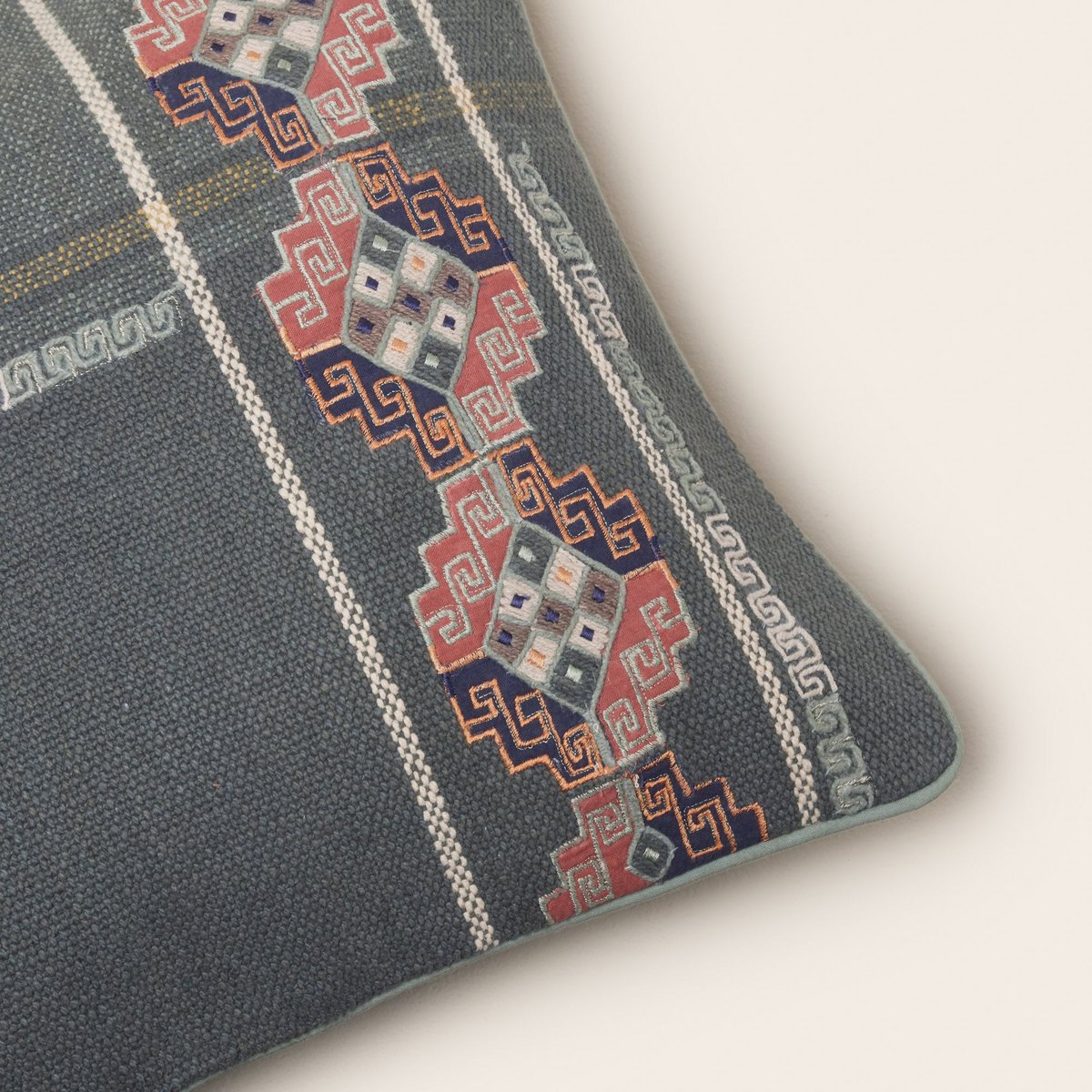 Housse De Coussin en Jacquard de coton et broderie ethnique ITZEL vert grisé et multicolore, MADURA